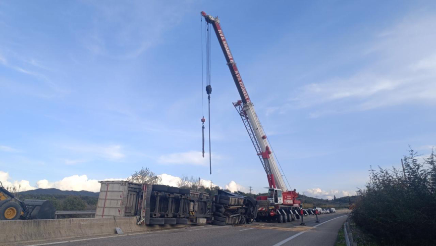 Εκτροπή νταλίκας στην Ιονία Οδό, μετ’ εμποδίων η κίνηση - Δείτε βίντεο και φωτογραφίες