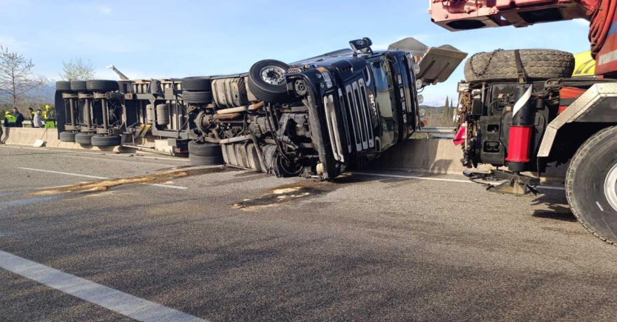 Εκτροπή νταλίκας στην Ιονία Οδό, μετ’ εμποδίων η κίνηση - Δείτε βίντεο και φωτογραφίες