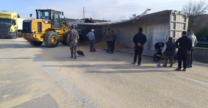 Εκτροπή νταλίκας στην Ιονία Οδό, μετ’ εμποδίων η κίνηση - Δείτε βίντεο και φωτογραφίες