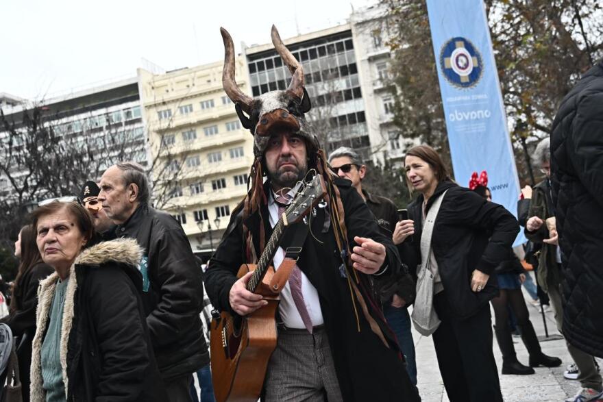 Καρναβαλική παρέλαση στο κέντρο της Αθήνας με ξυλοπόδαρους και κινέζικο δράκο - Δείτε βίντεο και φωτογραφίες