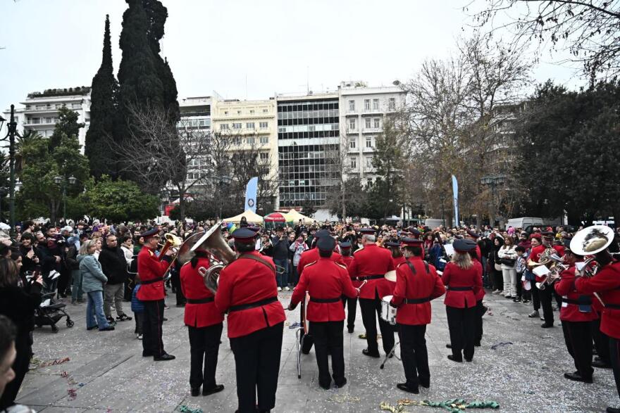 Καρναβαλική παρέλαση στο κέντρο της Αθήνας με ξυλοπόδαρους και κινέζικο δράκο - Δείτε βίντεο και φωτογραφίες