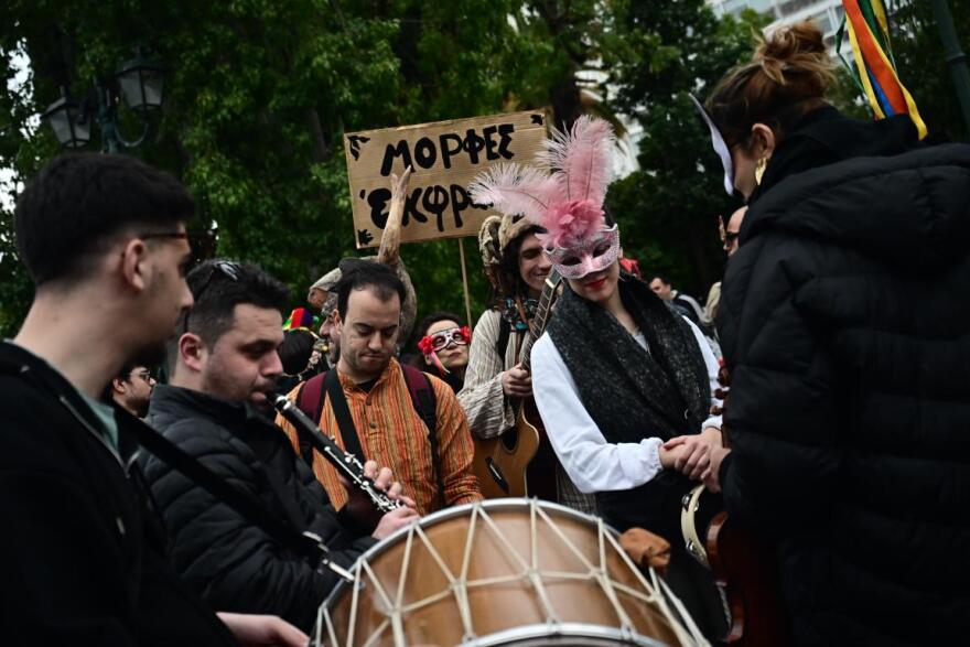 Καρναβαλική παρέλαση στο κέντρο της Αθήνας με ξυλοπόδαρους και κινέζικο δράκο - Δείτε βίντεο και φωτογραφίες