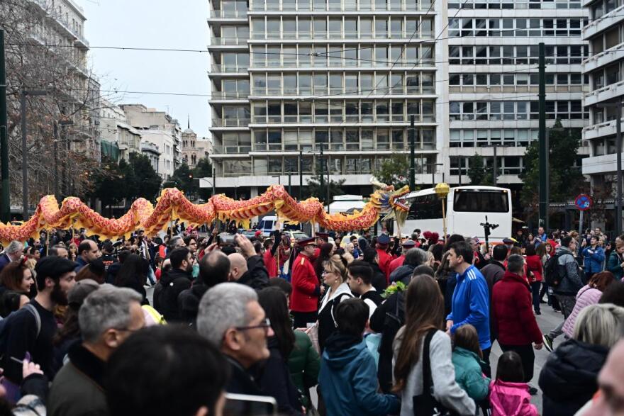 Καρναβαλική παρέλαση στο κέντρο της Αθήνας με ξυλοπόδαρους και κινέζικο δράκο - Δείτε βίντεο και φωτογραφίες