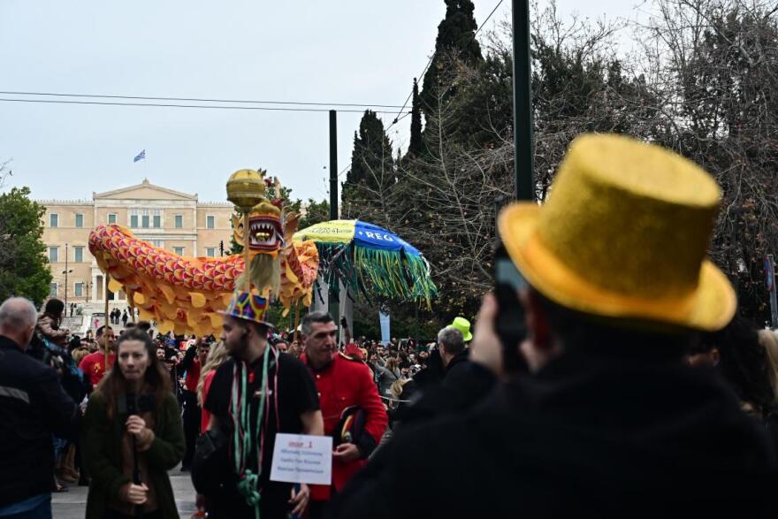 Καρναβαλική παρέλαση στο κέντρο της Αθήνας με ξυλοπόδαρους και κινέζικο δράκο - Δείτε βίντεο και φωτογραφίες