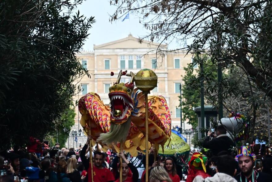 Καρναβαλική παρέλαση στο κέντρο της Αθήνας με ξυλοπόδαρους και κινέζικο δράκο - Δείτε βίντεο και φωτογραφίες