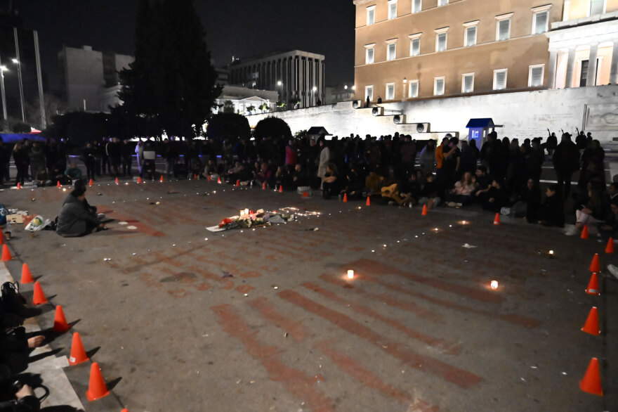 Τέμπη: Καθιστική διαμαρτυρία με κεριά στο Σύνταγμα το βράδυ του Σαββάτου - Δείτε φωτογραφίες και βίντεο