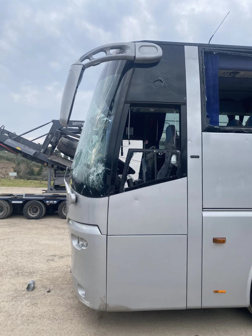 Επεισόδια μεταξύ οπαδών της ΑΕΚ και του ΠΑΟΚ στον Άγιο Κωνσταντίνο με δύο ελαφρά τραυματίες - Δείτε φωτογραφίες