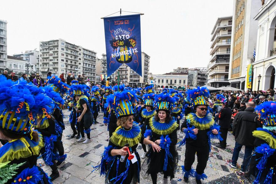 Παρέλαση με πάνω από 50.000 καρναβαλιστές στην Πάτρα - Δείτε βίντεο και φωτογραφίες