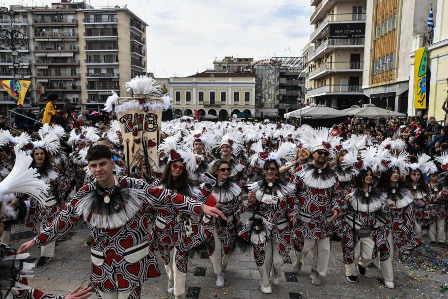 Παρέλαση με πάνω από 50.000 καρναβαλιστές στην Πάτρα - Δείτε βίντεο και φωτογραφίες