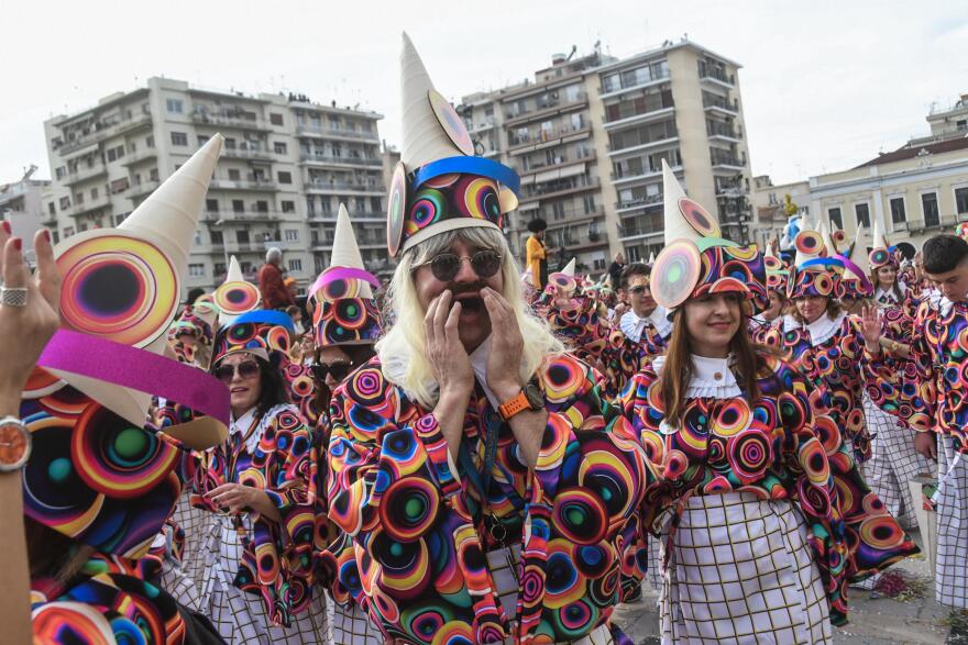 Παρέλαση με πάνω από 50.000 καρναβαλιστές στην Πάτρα - Δείτε βίντεο και φωτογραφίες