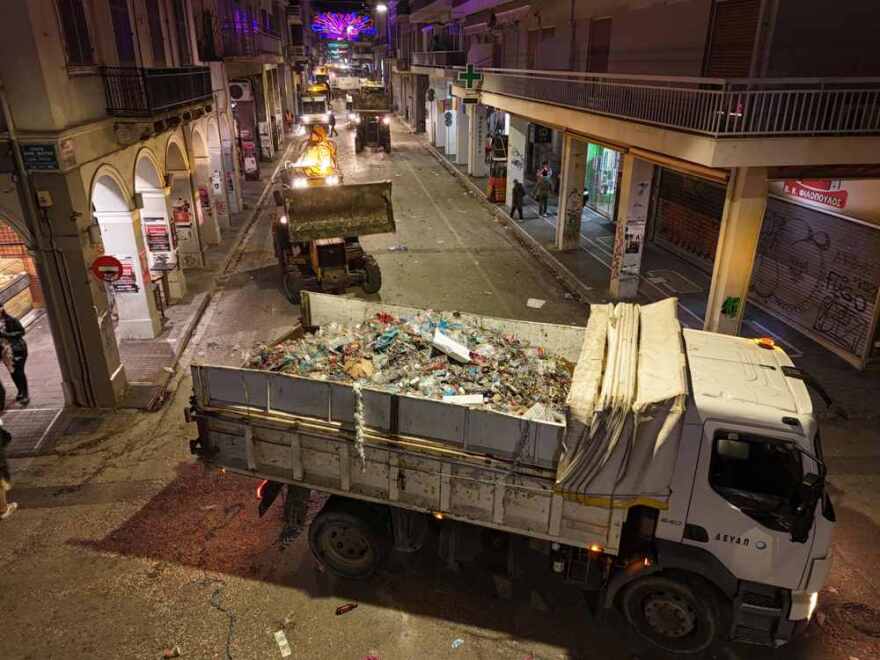 Απέραντος σκουπιδότοπος η Πάτρα μετά το καρναβάλι - Ο δήμος επιστράτευσε μπουλντόζες για να καθαρίσει την πόλη