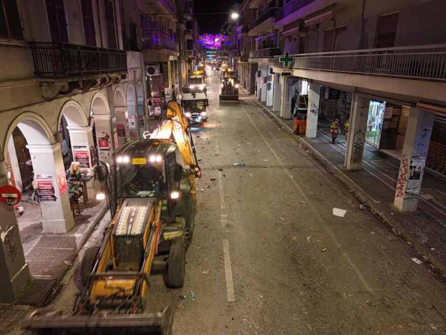 Απέραντος σκουπιδότοπος η Πάτρα μετά το καρναβάλι - Ο δήμος επιστράτευσε μπουλντόζες για να καθαρίσει την πόλη