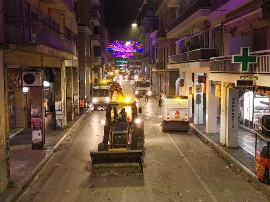 Απέραντος σκουπιδότοπος η Πάτρα μετά το καρναβάλι - Ο δήμος επιστράτευσε μπουλντόζες για να καθαρίσει την πόλη