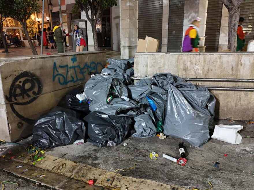Απέραντος σκουπιδότοπος η Πάτρα μετά το καρναβάλι - Ο δήμος επιστράτευσε μπουλντόζες για να καθαρίσει την πόλη