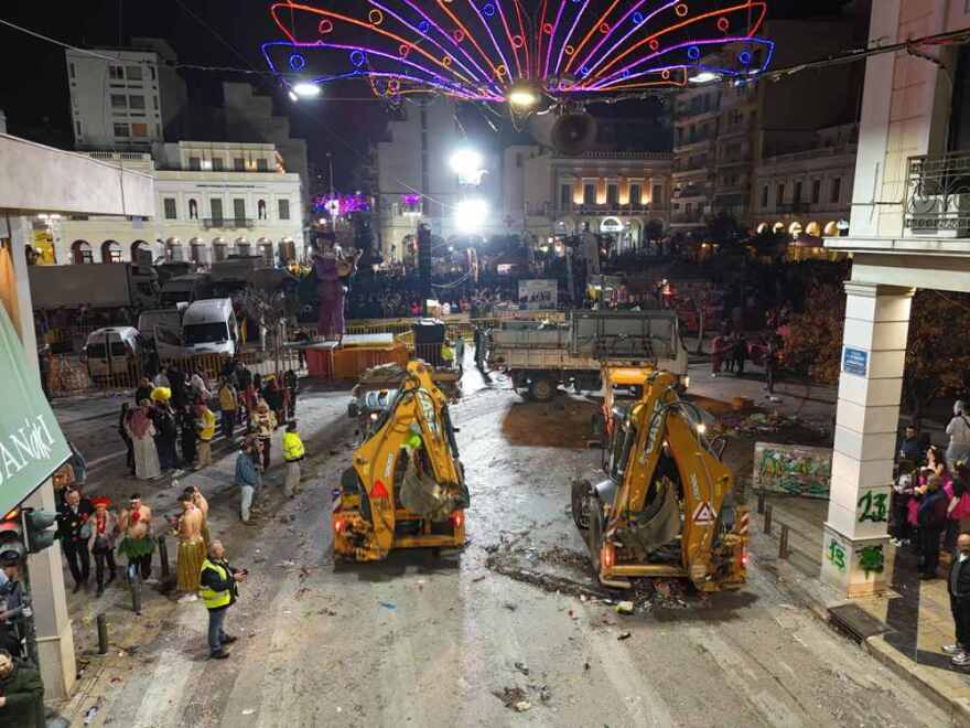 Απέραντος σκουπιδότοπος η Πάτρα μετά το καρναβάλι - Ο δήμος επιστράτευσε μπουλντόζες για να καθαρίσει την πόλη