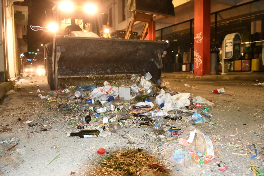 Απέραντος σκουπιδότοπος η Πάτρα μετά το καρναβάλι - Ο δήμος επιστράτευσε μπουλντόζες για να καθαρίσει την πόλη