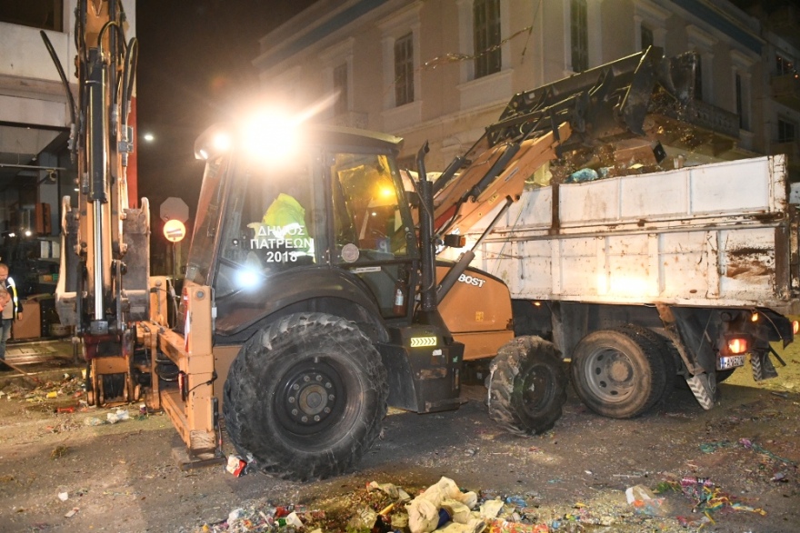 Απέραντος σκουπιδότοπος η Πάτρα μετά το καρναβάλι - Ο δήμος επιστράτευσε μπουλντόζες για να καθαρίσει την πόλη