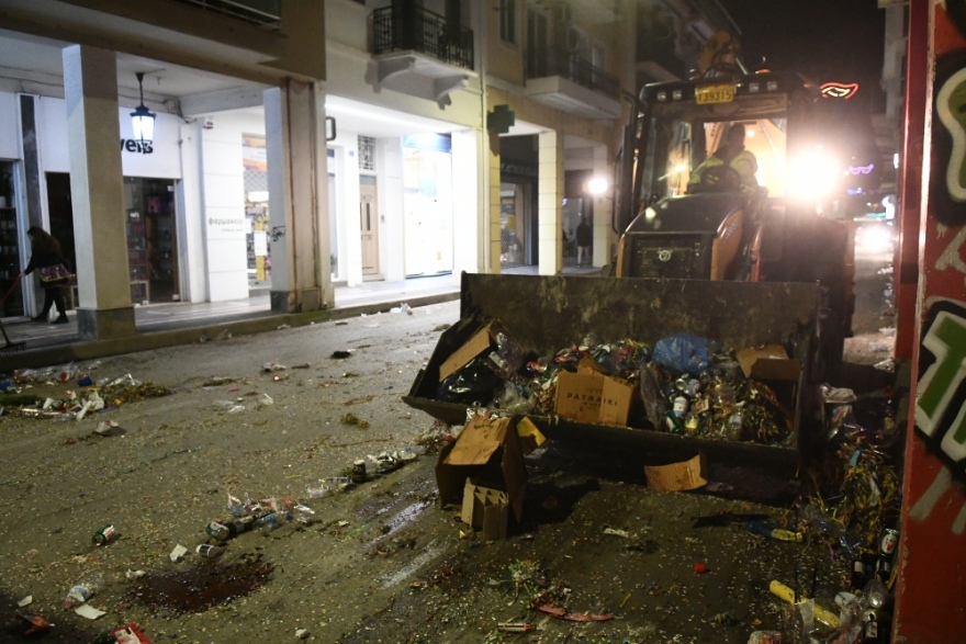 Απέραντος σκουπιδότοπος η Πάτρα μετά το καρναβάλι - Ο δήμος επιστράτευσε μπουλντόζες για να καθαρίσει την πόλη