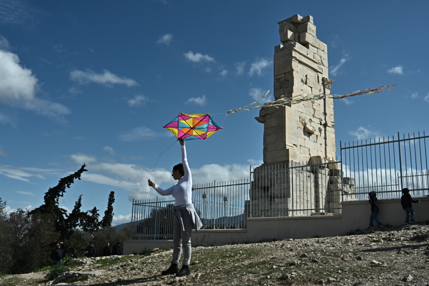 Πλήθος κόσμου στου Φιλοπάππου για τα παραδοσιακά «κούλουμα» της Καθαράς Δευτέρας - Φωτογραφίες