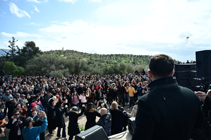 Πλήθος κόσμου στου Φιλοπάππου για τα παραδοσιακά «κούλουμα» της Καθαράς Δευτέρας - Φωτογραφίες
