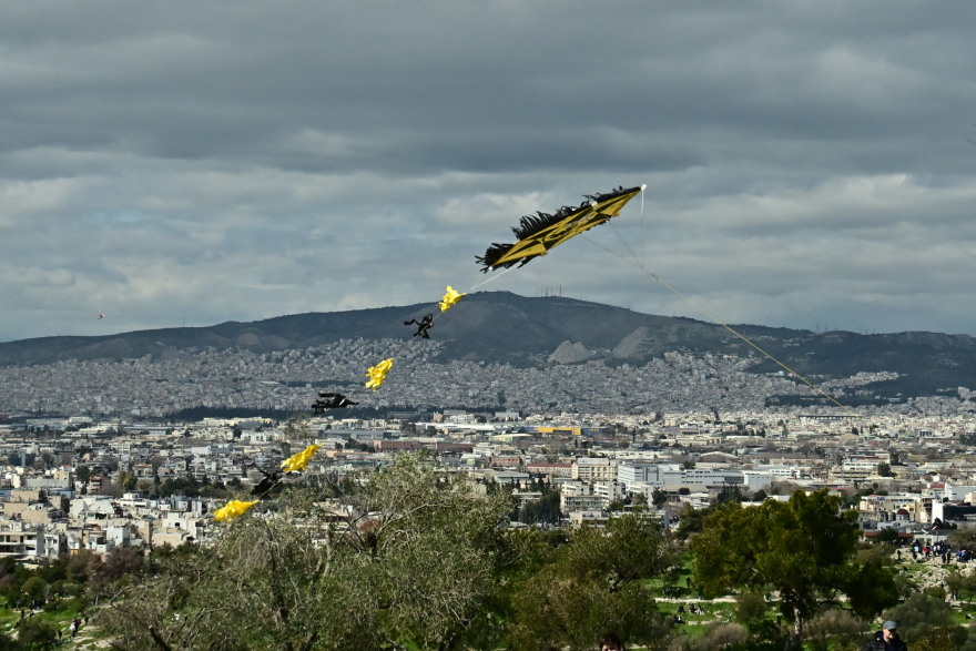 Πλήθος κόσμου στου Φιλοπάππου για τα παραδοσιακά «κούλουμα» της Καθαράς Δευτέρας - Φωτογραφίες