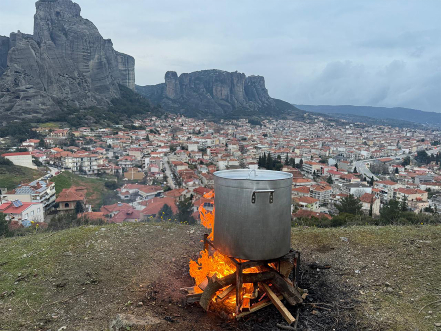 Καλαμπάκα: Ετοιμάζουν τρουφομανιταροφασολάδα υπό τους ήχους του κλαρίνου του Θανάση Βασιλόπουλου