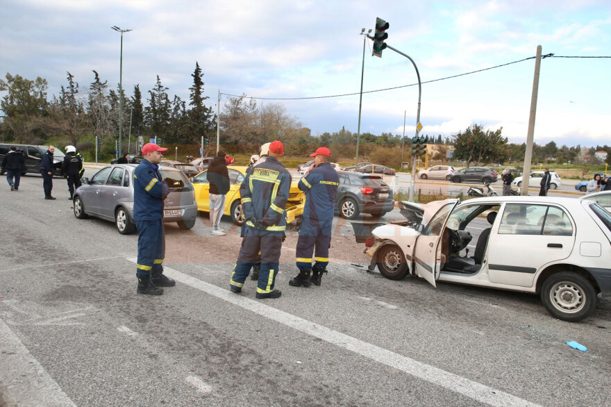 Δύο νεκροί και τέσσερις τραυματίες σε καραμπόλα τριών αυτοκινήτων στην Κατεχάκη