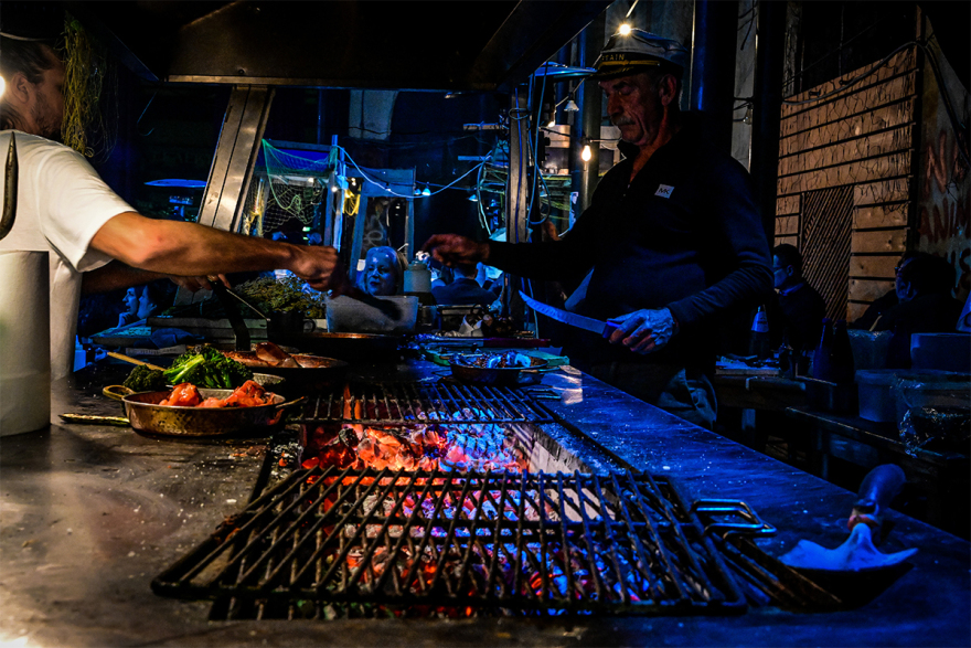 Ολονύχτιο πάρτι και ουρές στη Βαρβάκειο για να προμηθευτούν οι καταναλωτές τα Σαρακοστιανά