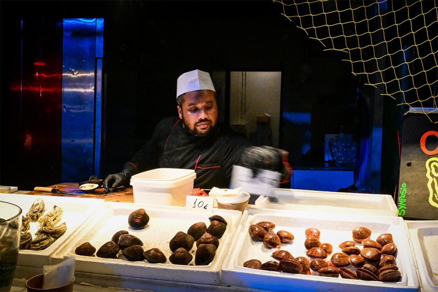 Ολονύχτιο πάρτι και ουρές στη Βαρβάκειο για να προμηθευτούν οι καταναλωτές τα Σαρακοστιανά