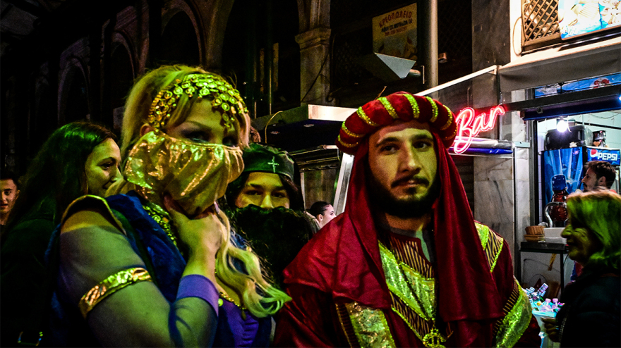 Ολονύχτιο πάρτι και ουρές στη Βαρβάκειο για να προμηθευτούν οι καταναλωτές τα Σαρακοστιανά