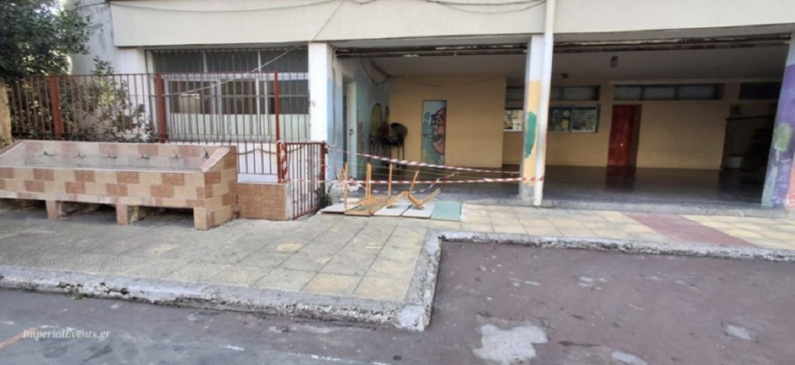 Νέο Ηράκλειο: Καταγγελίες για σχολείο χωρίς θέρμανση και... τρύπες καλυμμένες με θρανία στην αυλή - Βίντεο και φωτογραφίες
