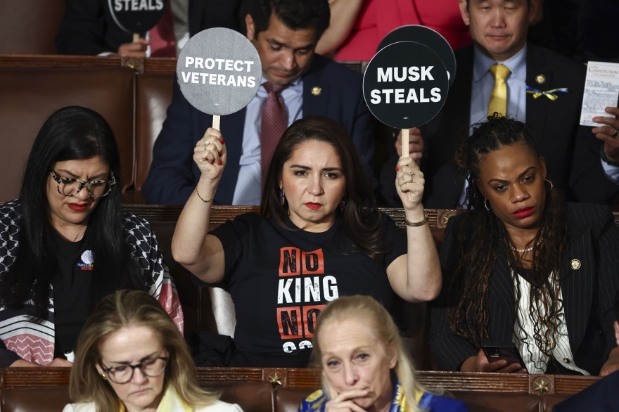 Ομιλία Τραμπ στο Κογκρέσο: Πέταξαν έξω βουλευτή των Δημοκρατικών που τον αποδοκίμαζε