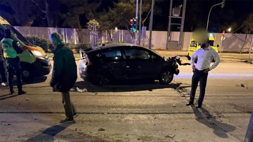 Σοβαρό τροχαίο στην παραλιακή - Αυτοκίνητο έπεσε σε βράχο και μετά διέλυσε στάση λεωφορείου, δείτε φωτογραφίες