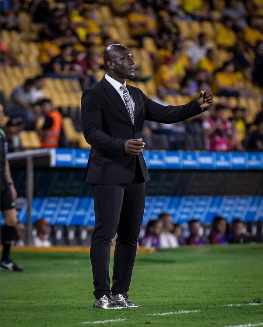 Copa Libertadores: Προπονητής-είδωλο εμφανίστηκε στον πάγκο με σμόκιν,  δείτε βίντεο