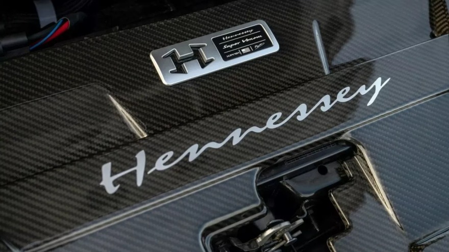 Η Hennessey εκτοξεύει τη Ford Mustang Dark Horse στα 862 άλογα