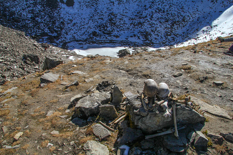 Μυστήριο στη λίμνη Roopkund στα Ιμαλάια: Πώς βρέθηκαν οι σκελετοί 14 Κρητικών και άλλων Ελλήνων σε ύψος 5.000 μέτρων;