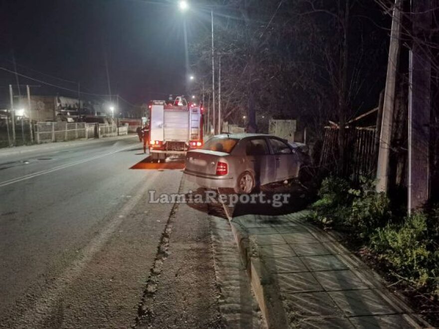 Αυτοκίνητο έπεσε σε τοίχο και λαμπάδιασε, στο νοσοκομείο Λαμίας τραυματίας - Δείτε βίντεο και φωτογραφίες