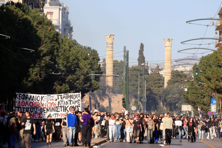 Επεισόδια στο κέντρο της Αθήνας σε πορεία για την Ημέρα της Γυναίκας - Δείτε βίντεο και φωτογραφίες