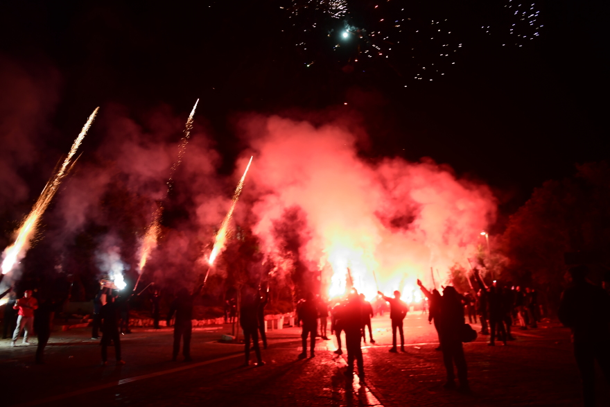 Ερυθρόλευκο πάρτι σε Πειραιά και Αθήνα για τα 100 χρόνια του Ολυμπιακού - Δείτε βίντεο και φωτογραφίες 