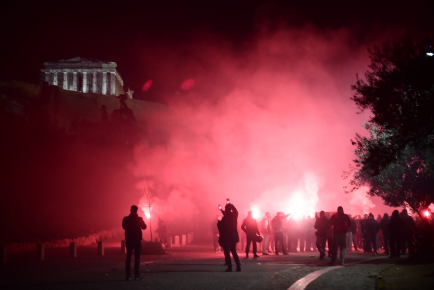 Ερυθρόλευκο πάρτι σε Πειραιά και Αθήνα για τα 100 χρόνια του Ολυμπιακού - Δείτε βίντεο και φωτογραφίες 