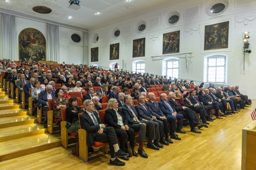 Ο Γιάννης Σμαραγδής γίνεται ο πρώτος Έλληνας σκηνοθέτης στην Ευρωπαϊκή Ακαδημία Επιστημών και Τεχνών