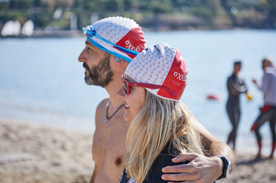  Χειμερινοί κολυμβητές: Οι Weswim κολυμπούν για το περιοδικό δρόμου «Σχεδία»