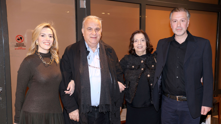 Καλλιτέχνες, επιχειρηματίες και δημοσιογράφοι στην παρουσίαση του βιβλίου του Δαμιανού Πάντα «Κόκκινο σύννεφο»