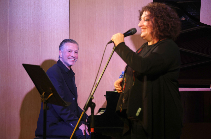 Καλλιτέχνες, επιχειρηματίες και δημοσιογράφοι στην παρουσίαση του βιβλίου του Δαμιανού Πάντα «Κόκκινο σύννεφο»