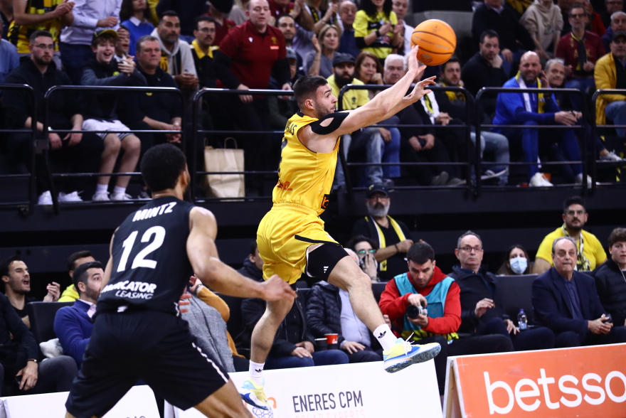 Καράμπελας για τη νίκη-πρόκριση της ΑΕΚ: «Κάναμε κατάθεση ψυχής, η ομάδα δεν έχει φτάσει ακόμα το ταβάνι της»