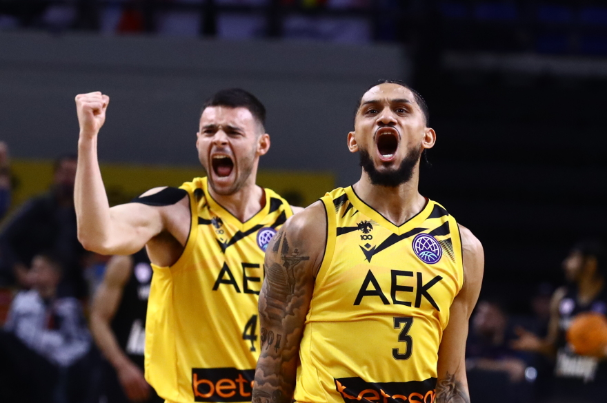 Καράμπελας για τη νίκη-πρόκριση της ΑΕΚ: «Κάναμε κατάθεση ψυχής, η ομάδα δεν έχει φτάσει ακόμα το ταβάνι της»