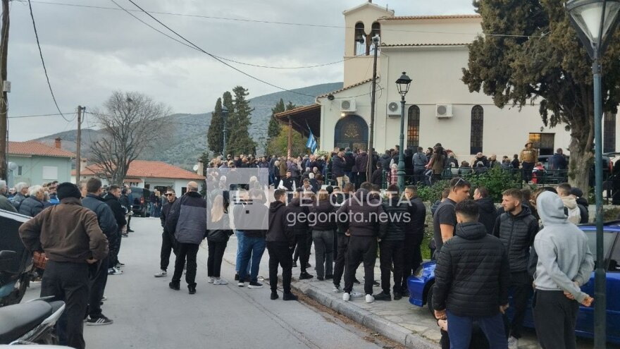 Πένθος στο Βόλο - Κηδεύτηκε το νιόπαντρο ζευγάρι που σκοτώθηκε σε τροχαίο