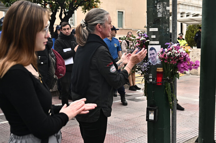 Συγκέντρωση έξω από τη Βουλή στη μνήμη του Ιάσονα Λαλαούνη που σκοτώθηκε σε τροχαίο