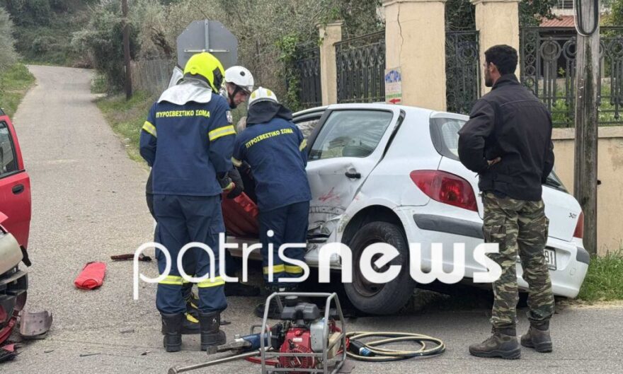 Αυτοκίνητο εμβόλισε ΙΧ και κατέληξε σε μάντρα στον Πύργο, τρεις τραυματίες - Δείτε φωτογραφίες