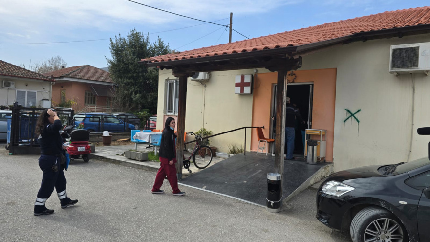 Άγρια επεισόδια στο Κέντρο Υγείας Τυρνάβου - Εξαγριωμένοι συγγενείς ασθενή επιτέθηκαν σε γιατρούς και αστυνομικούς